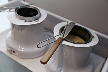 Brüksel'de kozmetik stüdyosunda epilasyon balmumu ısıtıcı, Kasım'da Belçika 23, 2016