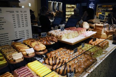 21 Nisan 2019'da Paris, Fransa'da satılık fırındaürünler