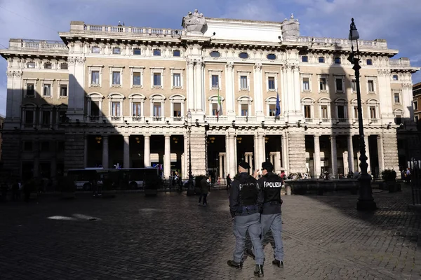 Italian Policemen Patrol Streets Rome Italy April 2019 — Stock Photo, Image