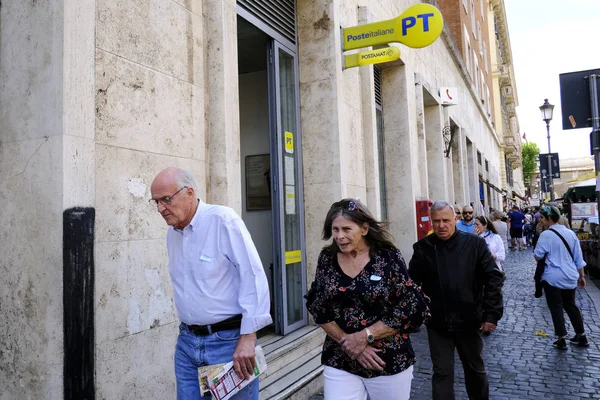 Люди Выходят Почтового Отделения Риме Италия Апреля 2019 Года — стоковое фото