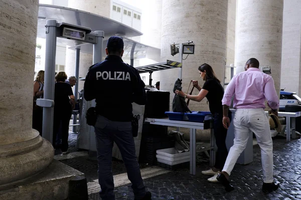 Ein Polizist Kontrolliert Die Menschen Eingang Von Vatican Rom Italien — Stockfoto