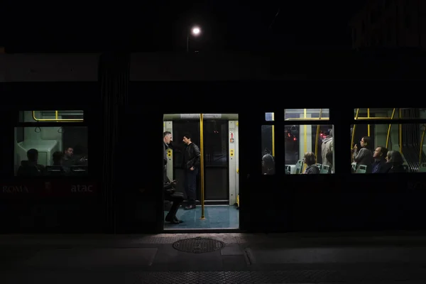 Passager Attend Quai Gare Tramway Rome Italie Avril 2019 — Photo