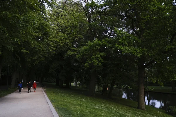 Pessoas Caminham Relaxam Floresta Bruge Bélgica Maio 2019 — Fotografia de Stock