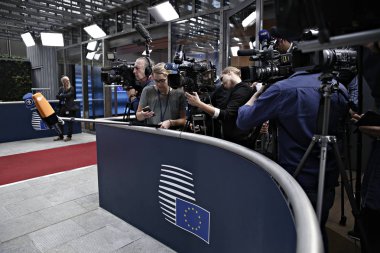 Ab, E3 Dışişleri Bakanları ve İran ile Nükleer Anlaşma, B