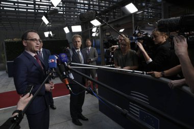 Ab, E3 Dışişleri Bakanları ve İran ile Nükleer Anlaşma, B