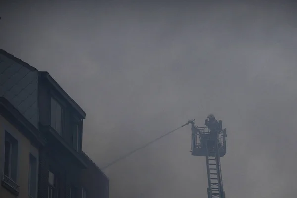 Fuego masivo atraviesa varios edificios, Bruselas —  Fotos de Stock