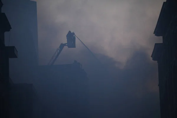 Fuego masivo atraviesa varios edificios, Bruselas —  Fotos de Stock
