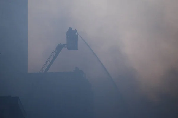 Fuego masivo atraviesa varios edificios, Bruselas —  Fotos de Stock