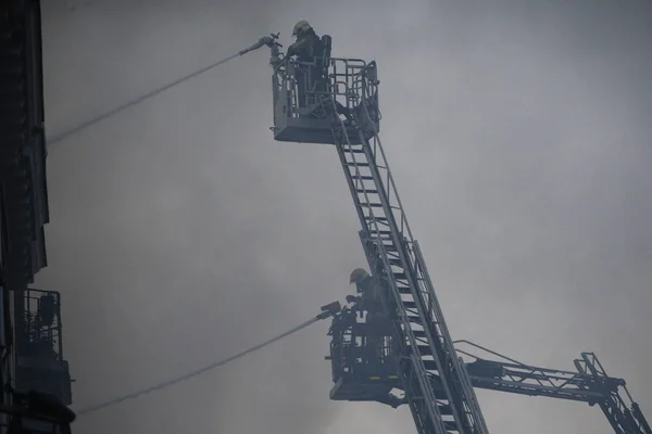 Massale brand Rips door verschillende gebouwen, Brussel — Stockfoto