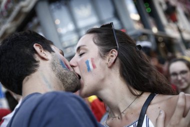 Fransız taraftarlar Rusya 2018 W finalinin ardından kutladı