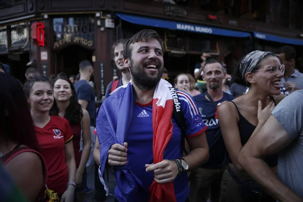 Los partidarios franceses celebran después de la final de la Rusia 2018 W —  Fotos de Stock