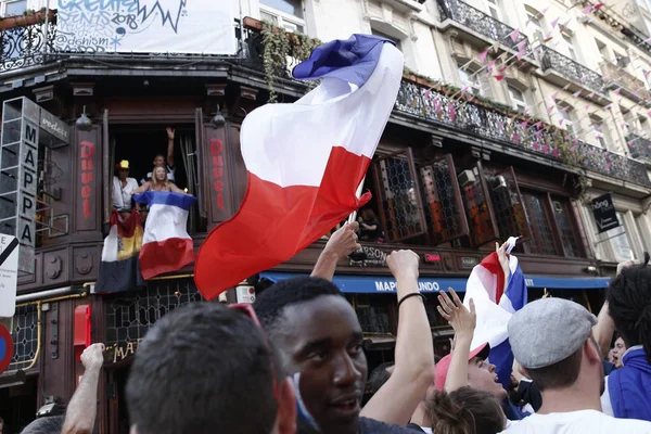 Los partidarios franceses celebran después de la final de la Rusia 2018 W — Foto de Stock