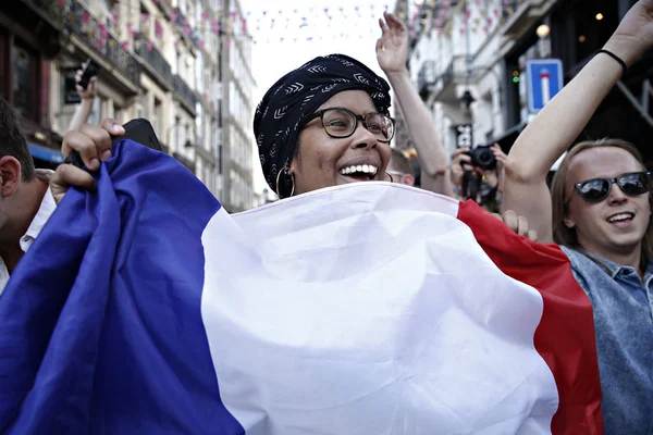 フランスのサポーターは、ロシア2018 Wの決勝の後に祝います — ストック写真