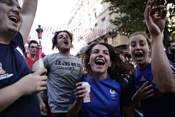 I sostenitori francesi festeggiano dopo la finale della Russia 2018 W — Foto Stock