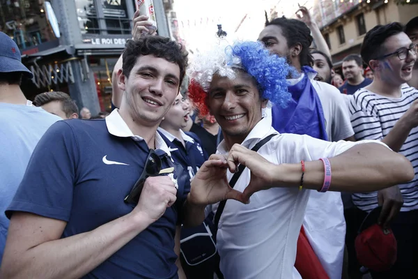 フランスのサポーターは、ロシア2018 Wの決勝の後に祝います — ストック写真