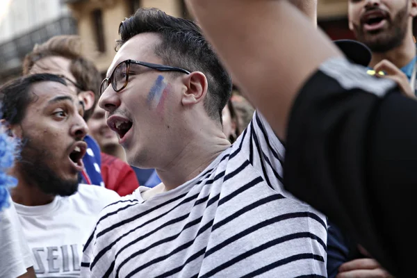 Les supporters français célèbrent après la finale de la Russie 2018 W — Photo