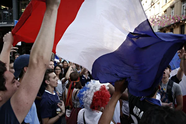 Französische Fans feiern nach dem Finale der WM 2018 in Russland — Stockfoto