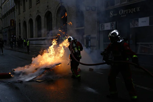 Gula västar protesterar i Paris, Frankrike — Stockfoto