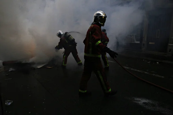 Gula västar protesterar i Paris, Frankrike — Stockfoto