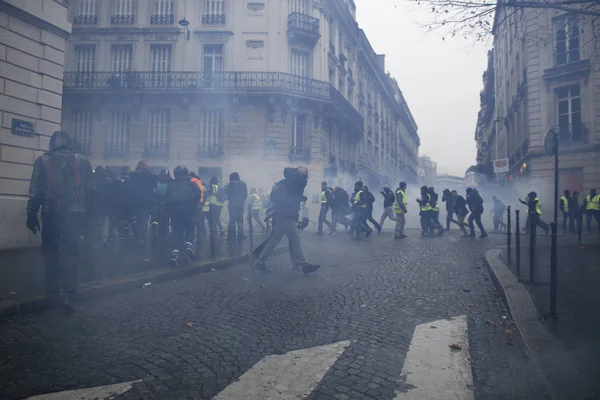 Gula västar protesterar i Paris, Frankrike — Stockfoto