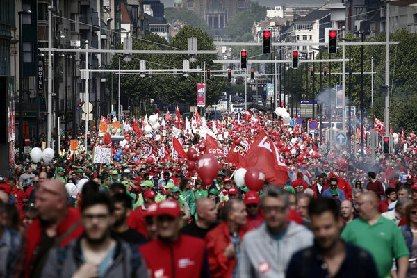 Бельгийские рабочие и работники принимают участие в акции протеста против планируемых пенсионных реформ в Брюсселе, Бельгия, 16 мая 2018 года
     