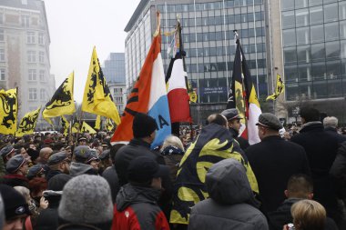 16 Aralık 2018'de Belçika'nın başkenti Brüksel'de Marakeş Göç Paktı'nı protesto eden aşırı sağcı destekçiler, Flanders bayrağını sallıyor.