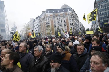 16 Aralık 2018'de Belçika'nın başkenti Brüksel'de Marakeş Göç Paktı'nı protesto eden aşırı sağcı destekçiler, Flanders bayrağını sallıyor.