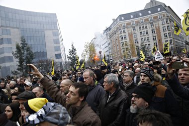 16 Aralık 2018'de Belçika'nın başkenti Brüksel'de Marakeş Göç Paktı'nı protesto eden aşırı sağcı destekçiler, Flanders bayrağını sallıyor.