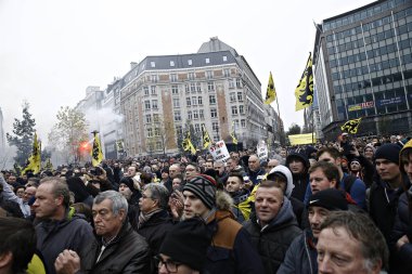 16 Aralık 2018'de Belçika'nın başkenti Brüksel'de Marakeş Göç Paktı'nı protesto eden aşırı sağcı destekçiler, Flanders bayrağını sallıyor.