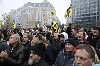 16 Aralık 2018'de Belçika'nın başkenti Brüksel'de Marakeş Göç Paktı'nı protesto eden aşırı sağcı destekçiler, Flanders bayrağını sallıyor.
