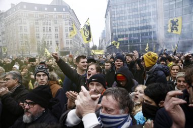16 Aralık 2018'de Belçika'nın başkenti Brüksel'de Marakeş Göç Paktı'nı protesto eden aşırı sağcı destekçiler, Flanders bayrağını sallıyor.