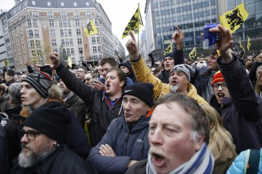 16 Aralık 2018'de Belçika'nın başkenti Brüksel'de Marakeş Göç Paktı'nı protesto eden aşırı sağcı destekçiler, Flanders bayrağını sallıyor.