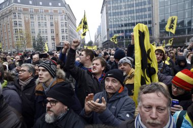 16 Aralık 2018'de Belçika'nın başkenti Brüksel'de Marakeş Göç Paktı'nı protesto eden aşırı sağcı destekçiler, Flanders bayrağını sallıyor.