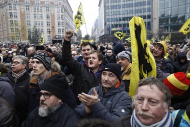 16 Aralık 2018'de Belçika'nın başkenti Brüksel'de Marakeş Göç Paktı'nı protesto eden aşırı sağcı destekçiler, Flanders bayrağını sallıyor.