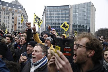 16 Aralık 2018'de Belçika'nın başkenti Brüksel'de Marakeş Göç Paktı'nı protesto eden aşırı sağcı destekçiler, Flanders bayrağını sallıyor.