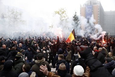 16 Aralık 2018'de Belçika'nın başkenti Brüksel'de Marakeş Göç Paktı'nı protesto eden aşırı sağcı destekçiler, Flanders bayrağını sallıyor.