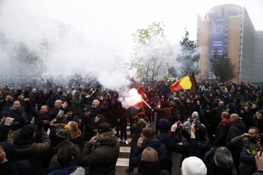 16 Aralık 2018'de Belçika'nın başkenti Brüksel'de Marakeş Göç Paktı'nı protesto eden aşırı sağcı destekçiler, Flanders bayrağını sallıyor.