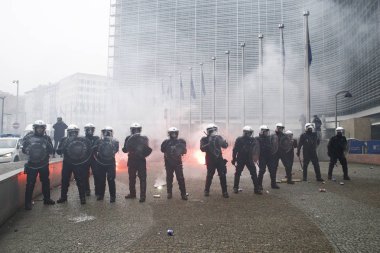 16 Aralık 2018'de Belçika'nın Başkenti Brüksel'de Marakeş Göç Paktı'nı protesto eden aşırı sağcı lar çevik kuvvetle çatıştı.