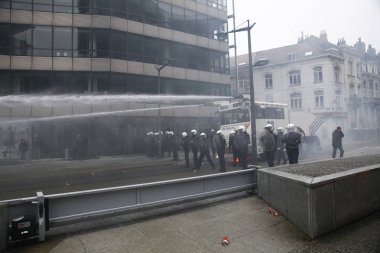 16 Aralık 2018'de Belçika'nın Başkenti Brüksel'de Marakeş Göç Paktı'nı protesto eden aşırı sağcı lar çevik kuvvetle çatıştı.