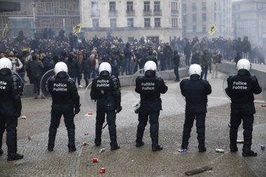 16 Aralık 2018'de Belçika'nın Başkenti Brüksel'de Marakeş Göç Paktı'nı protesto eden aşırı sağcı lar çevik kuvvetle çatıştı.