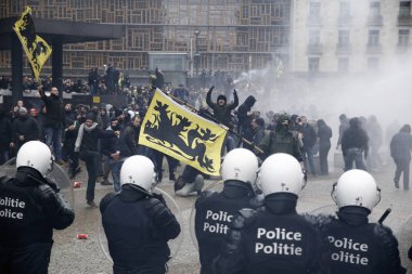 16 Aralık 2018'de Belçika'nın Başkenti Brüksel'de Marakeş Göç Paktı'nı protesto eden aşırı sağcı lar çevik kuvvetle çatıştı.