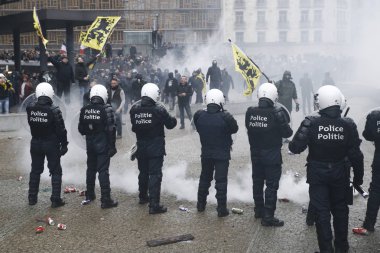 16 Aralık 2018'de Belçika'nın Başkenti Brüksel'de Marakeş Göç Paktı'nı protesto eden aşırı sağcı lar çevik kuvvetle çatıştı.