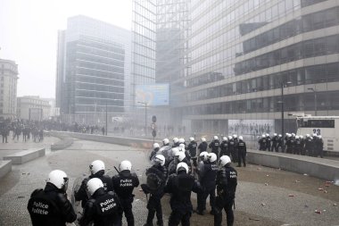 16 Aralık 2018'de Belçika'nın Başkenti Brüksel'de Marakeş Göç Paktı'nı protesto eden aşırı sağcı lar çevik kuvvetle çatıştı.