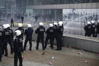 16 Aralık 2018'de Belçika'nın Başkenti Brüksel'de Marakeş Göç Paktı'nı protesto eden aşırı sağcı lar çevik kuvvetle çatıştı.