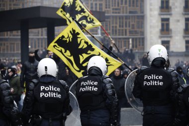 16 Aralık 2018'de Belçika'nın Başkenti Brüksel'de Marakeş Göç Paktı'nı protesto eden aşırı sağcı lar çevik kuvvetle çatıştı.