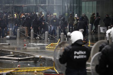 16 Aralık 2018'de Belçika'nın Başkenti Brüksel'de Marakeş Göç Paktı'nı protesto eden aşırı sağcı lar çevik kuvvetle çatıştı.