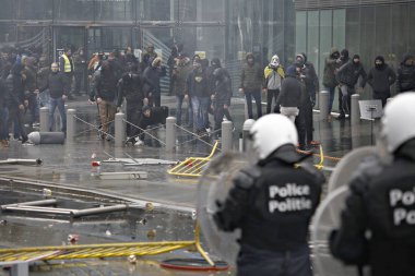 16 Aralık 2018'de Belçika'nın Başkenti Brüksel'de Marakeş Göç Paktı'nı protesto eden aşırı sağcı lar çevik kuvvetle çatıştı.