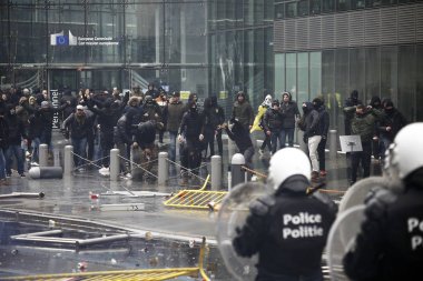 16 Aralık 2018'de Belçika'nın Başkenti Brüksel'de Marakeş Göç Paktı'nı protesto eden aşırı sağcı lar çevik kuvvetle çatıştı.