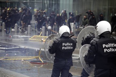 16 Aralık 2018'de Belçika'nın Başkenti Brüksel'de Marakeş Göç Paktı'nı protesto eden aşırı sağcı lar çevik kuvvetle çatıştı.