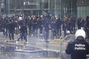 16 Aralık 2018'de Belçika'nın Başkenti Brüksel'de Marakeş Göç Paktı'nı protesto eden aşırı sağcı lar çevik kuvvetle çatıştı.